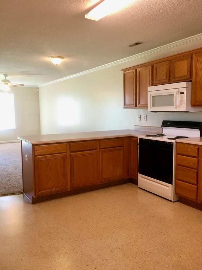 Photo - 1202 Goldridge Dr SW