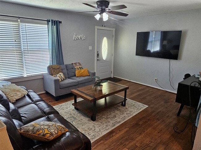 Photo - 125 E 6th St
