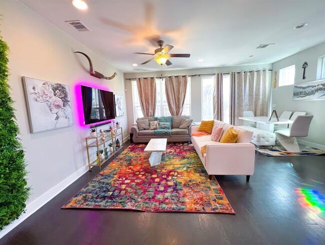 Photo - 807 E 16th St Unit B