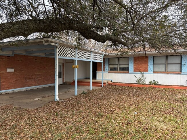 Building Photo - 4/2 on Washington St in Sherman!