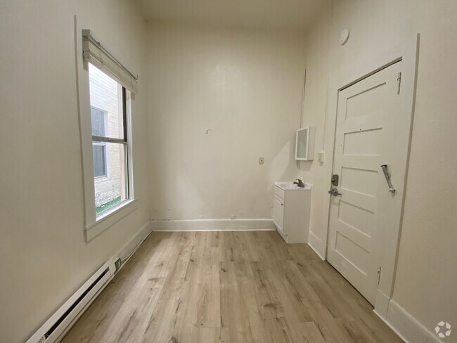 Building Photo - Private Room w/ Bath in Centrally Located,... Rental