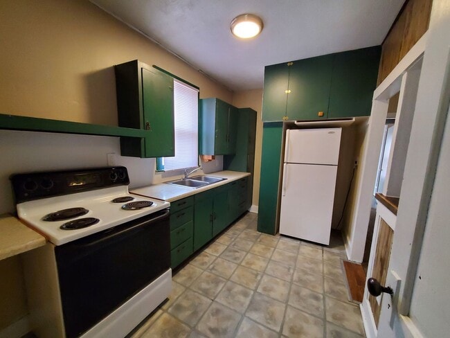 Building Photo - 1-2 bedroom house for rent in Clay Center, KS