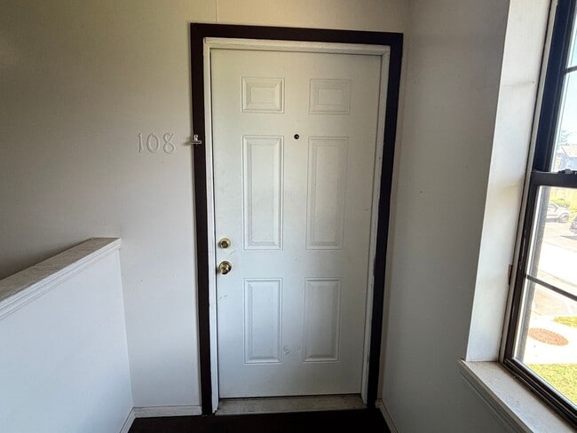 Building Photo - 1-bed, 1-bath apartment with washer and dryer provided Unit #108