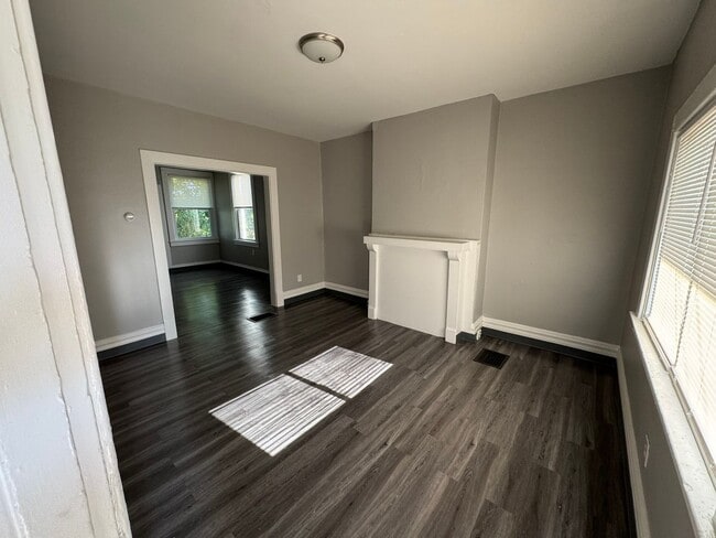 Building Photo - Lovely Two Bedroom Townhome