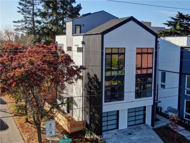 Building Photo - Modern 3-Bed Townhome with Rooftop Decks &...
