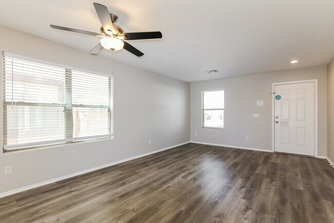 Photo - 973 E Doris St