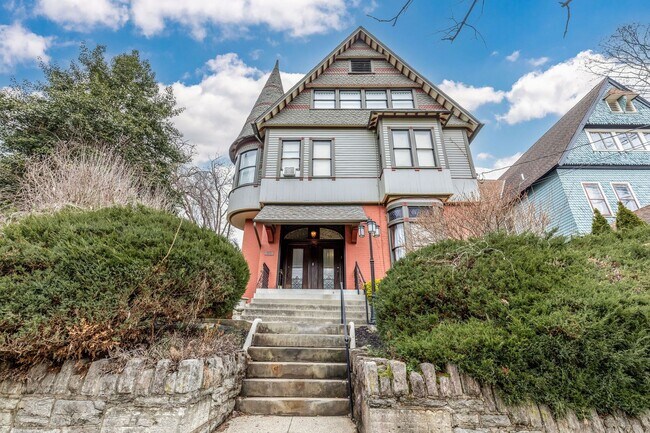 Photo - 634 Greenup St Unit 634 Greenup St - 1
