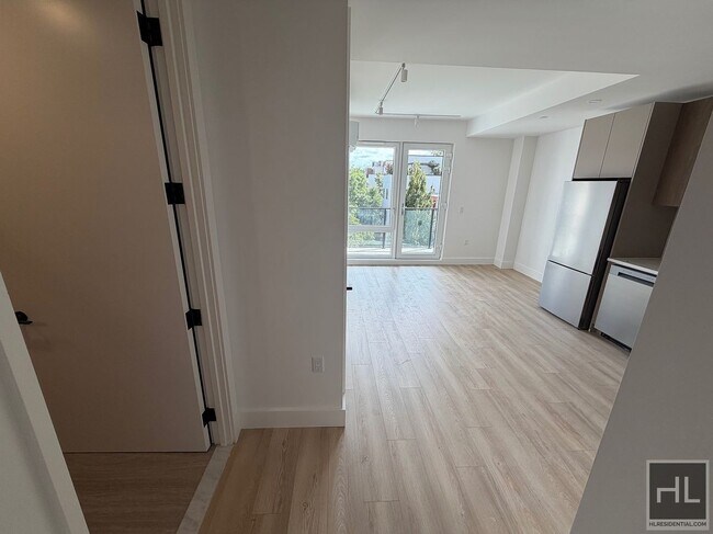 4 AVENUE