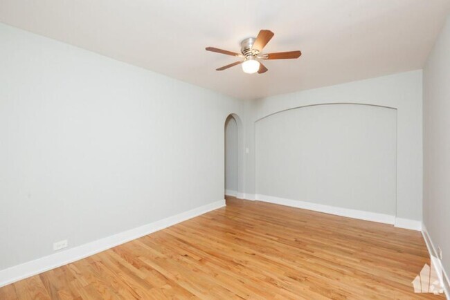 Building Photo - 2 bedroom in Chicago IL 60657 Unit 310 Rental