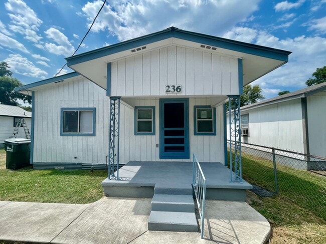 Building Photo - 2 Bedroom - New & Improved - Centrally Loc...