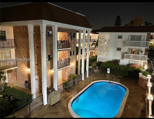 Building Photo - 2424 NE 9th St Unit 312