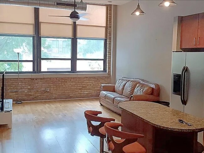 Giants 10 ft windows - 1924 N Hubbard St Unit 210
