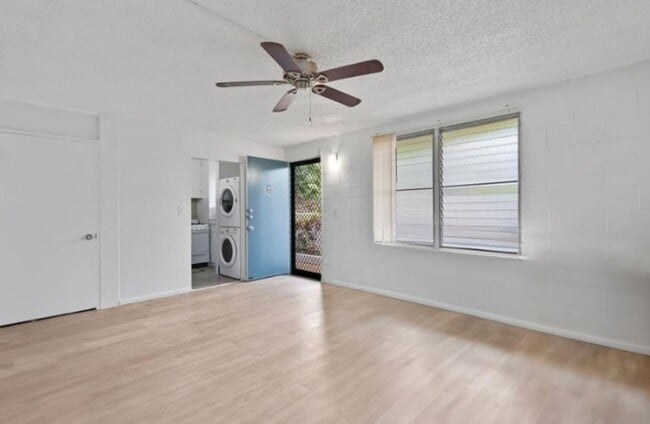 Building Photo - Nice & Clean 2 bedrooms, 1 bath and 1 parking apartment is located in Waipiolani Building Unit E141