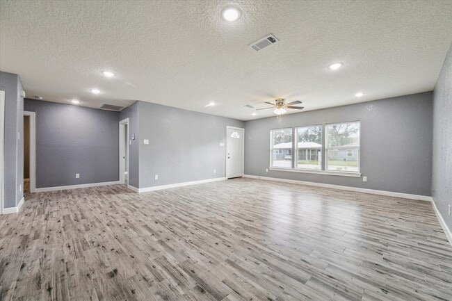 Photo - 714 Heisse St