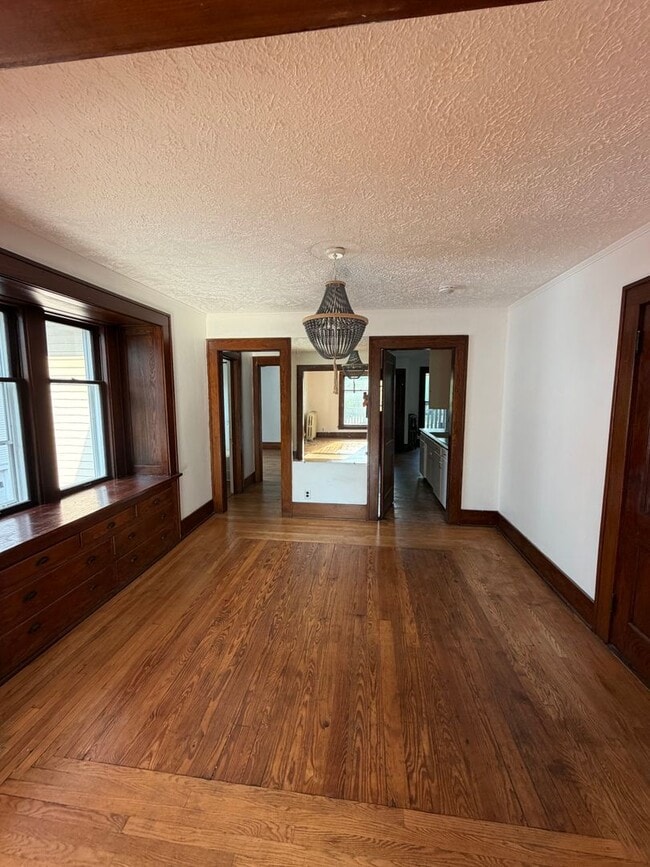 Building Photo - 316 N Sycamore St Unit 2