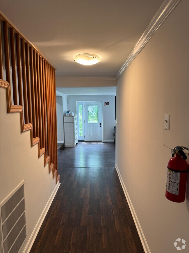 Building Photo - 19004 Queen Dr Rental