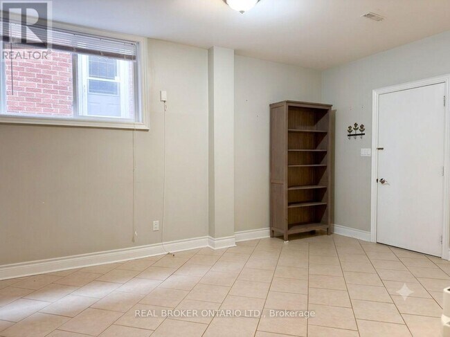 Photo - 5 Twinberry Crescent