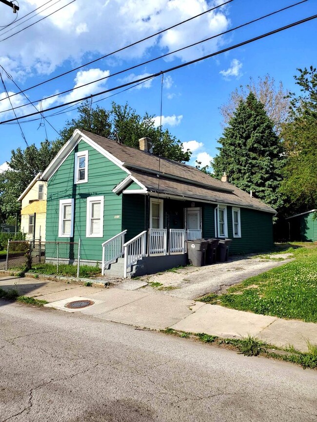 Building Photo - 2-Bedroom Unit Available at NURSERY AVE