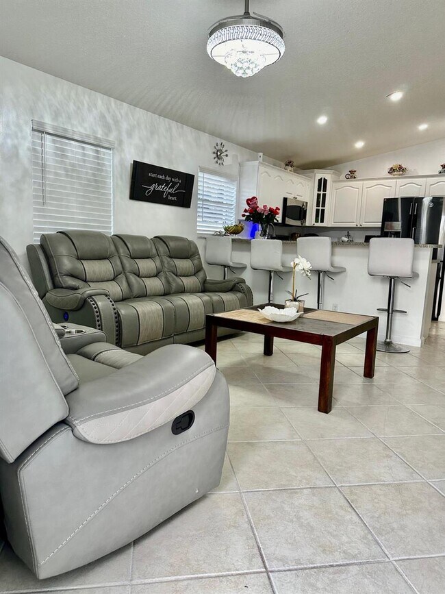 Photo - 4942 Dillon St