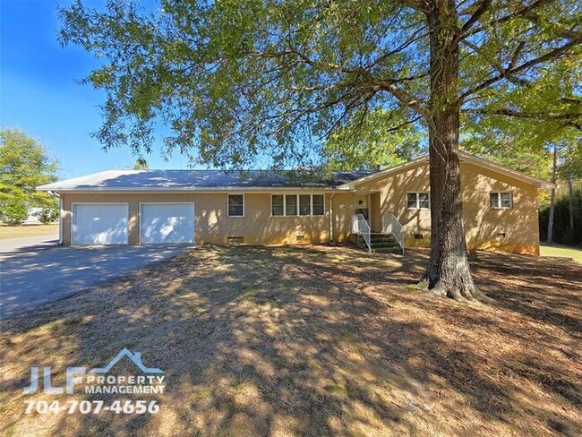 Building Photo - Sprawling 3 Bedroom/2.5 Bathroom Ranch on ...