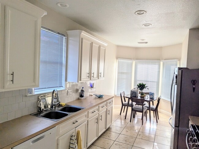 Photo - 2402 Raintree Village Dr