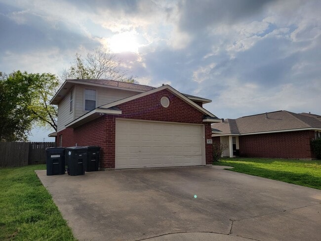 Photo - College Station - 4 bedroom - 4 bath - Fenced in yard / Home in Steeplechase Neighborhood.