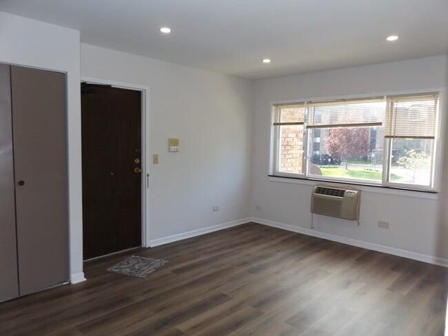 Photo - 710 W Huntington Commons Rd Unit 2B