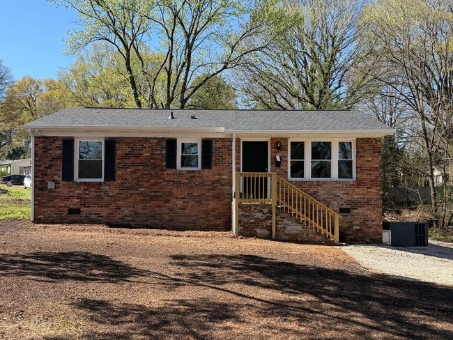 Building Photo - Gorgeous Renovated 3 Bedroom Brick Ranch
