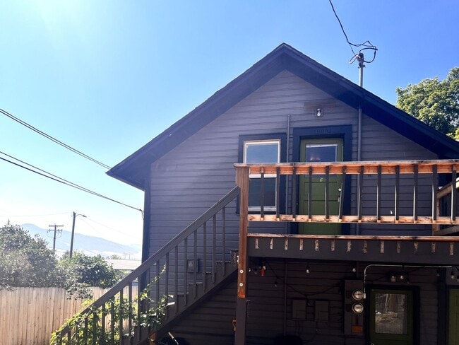 Building Photo - One Bedroom Apartment Home! Pet Friendly Unit Upper