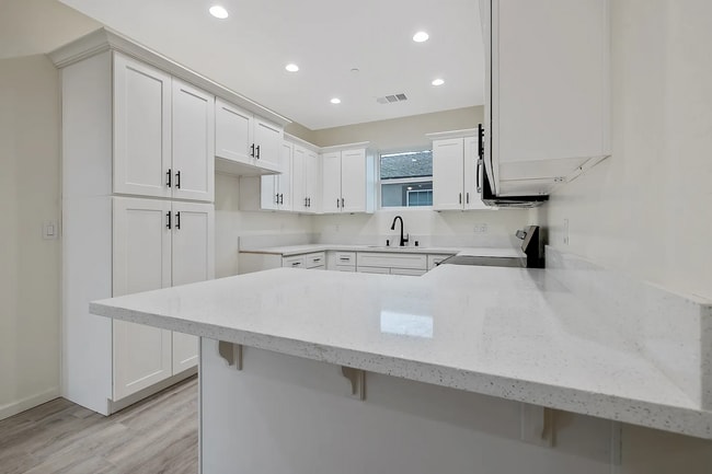 Photo - 601 E 10th St Unit 601 E 10th Street  A