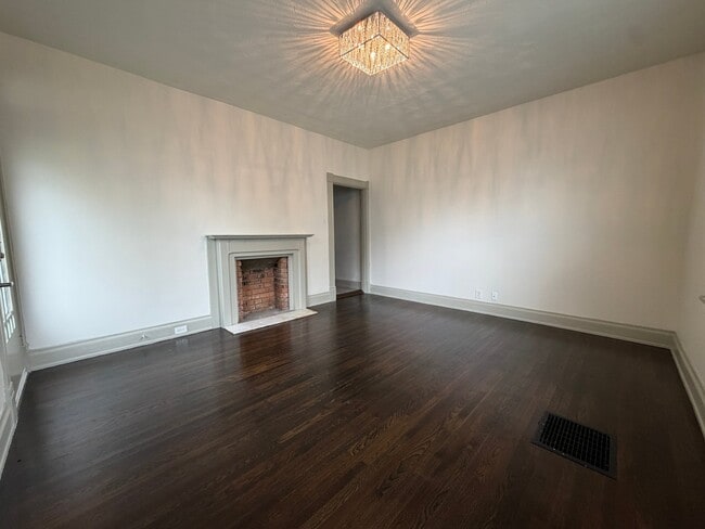 Photo - 4127 Lakeman St