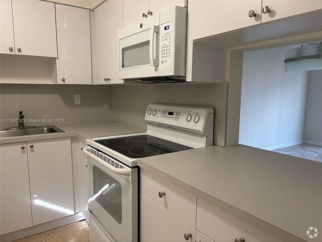 Building Photo - 20200 NE 27th Ct Unit 11 Rental