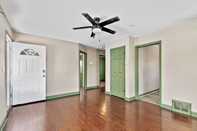 Photo - 1105 Woodlawn Cir