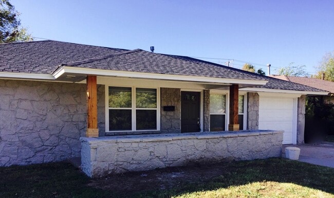 Building Photo - Updated 3BD 1BA Home Located in the Village!!!