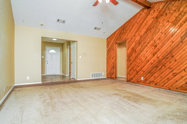 Photo - 1020 Fox River Ln