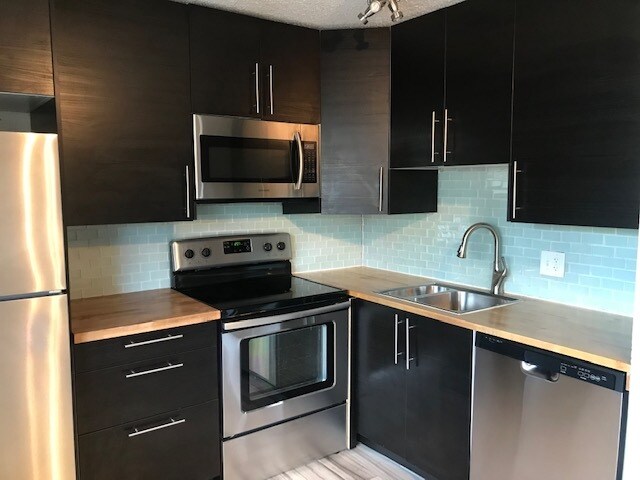 Upgraded Kitchen - 3423 Madison Ave Unit X334