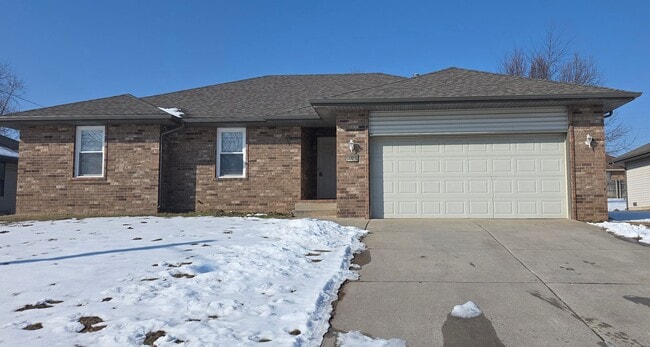 Building Photo - 3 Bedroom 2 Bathroom home in Nixa for $1395!