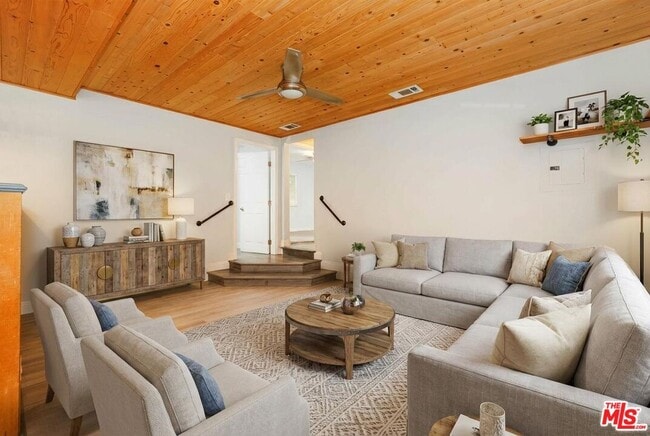 Building Photo - 1609 E Hillcrest Dr