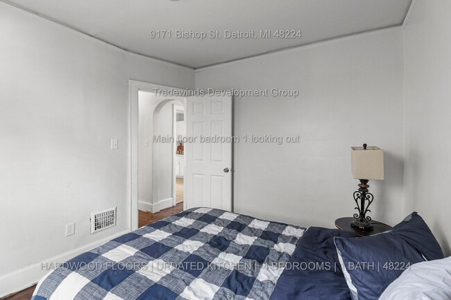 Photo - 9171 Bishop-4BR Bungalow - Hardwoods/Updated Kitchen - Yorkshire Woods - 48224