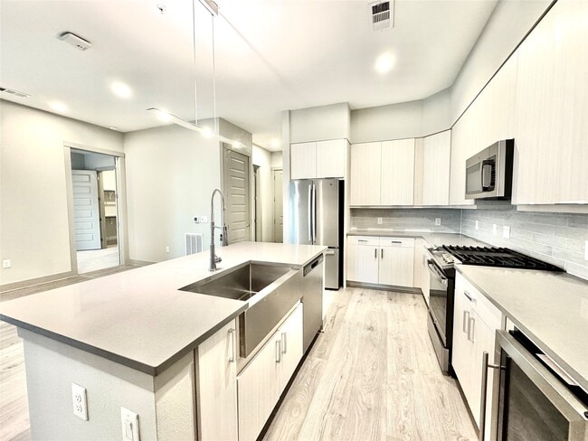 Building Photo - 401 W 25th St Unit 2325 Rental