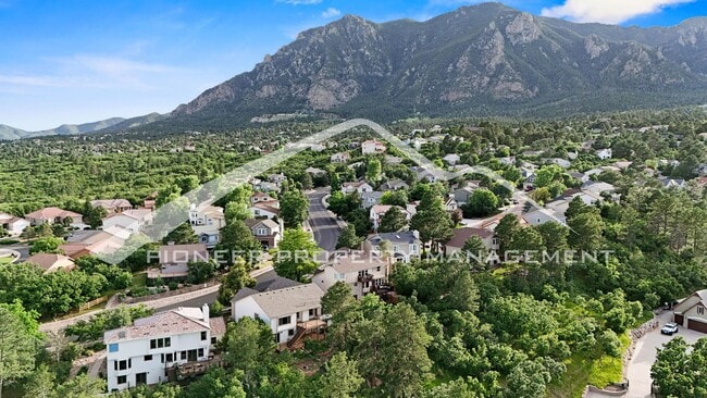 Building Photo - 5 bed/3 bath Main-Level Living with Design... Rental