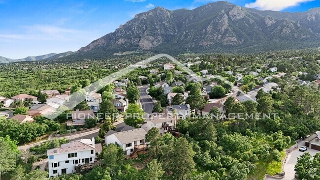 Building Photo - 5 bed/3 bath Main-Level Living with Design... Rental