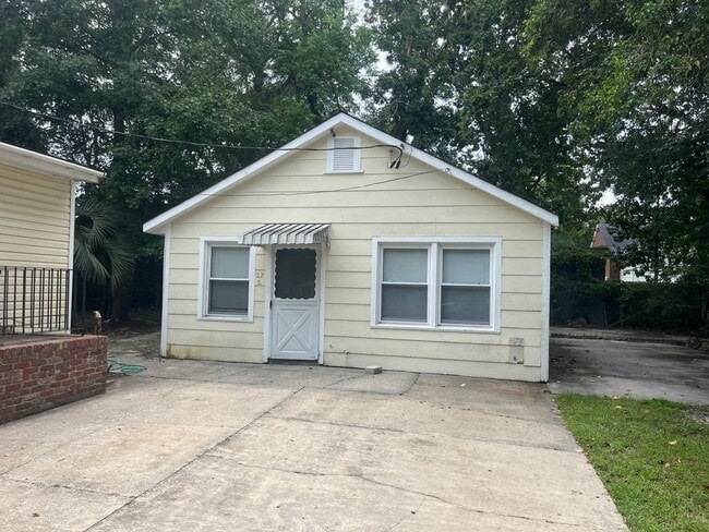 Building Photo - Available now. WATER & SEWER INCLUDED! Gre... Rental