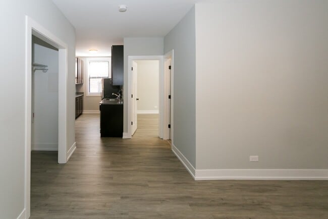 Building Photo - 729 W Brompton Ave Unit J05P