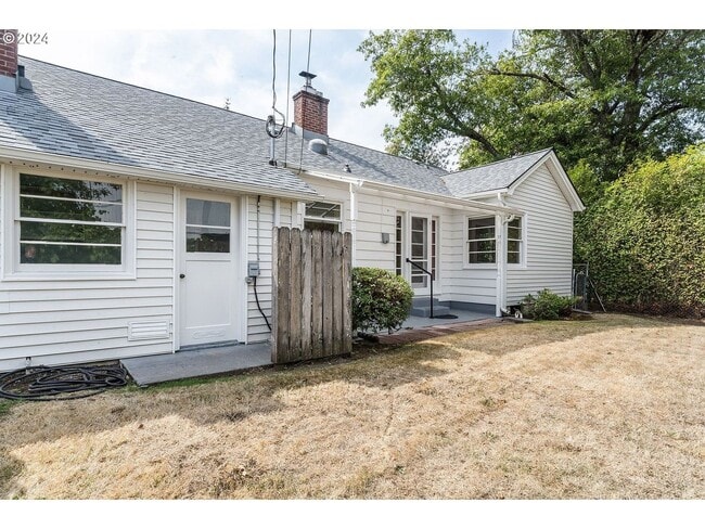 Photo - 4 Bedroom Duplex Near UO Campus