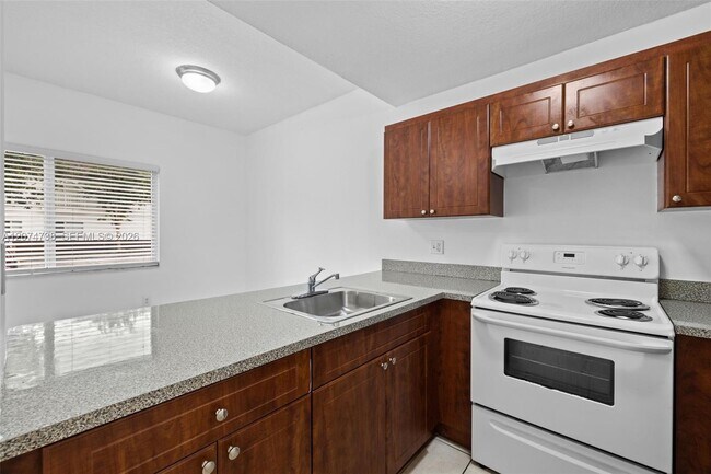 Photo - 2429 W 78th St Unit 102