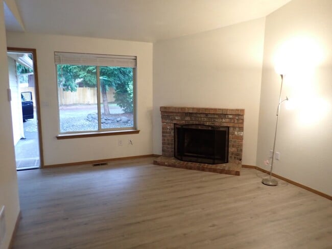 Photo - Puyallup Duplex Unidad Hager 16804