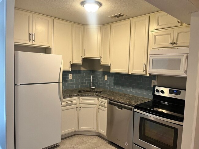 Photo - 555 Russell Rd