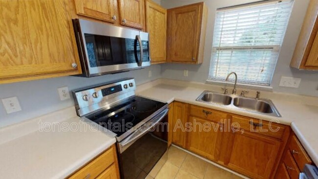Photo - 165 Wiltshire Cir House