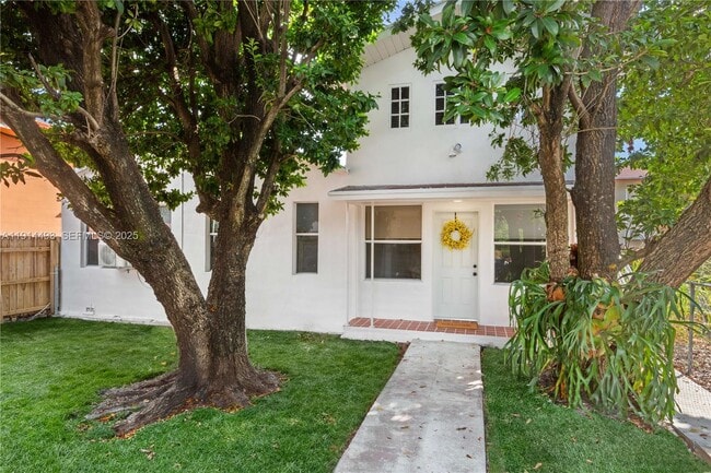 Building Photo - 2508 SW 10th St Unit 2508